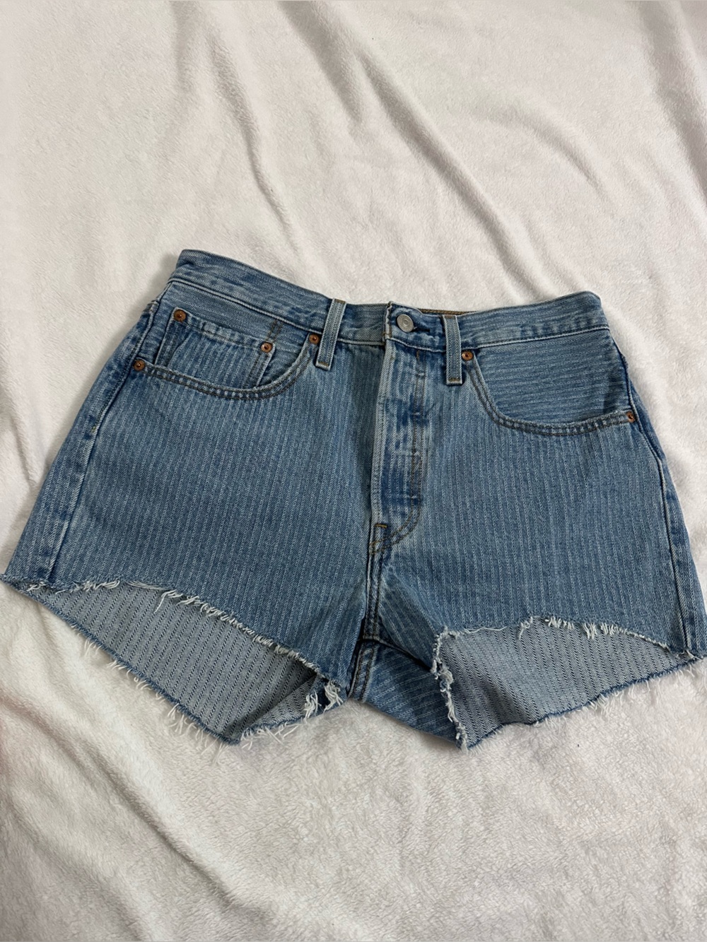 Levi’s W 30’’Washed Blue High-Rise Frayed Hem Jean Shorts